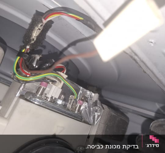 תיקון חיווט וחיבורי חשמל פנימיים במכונת כביסה